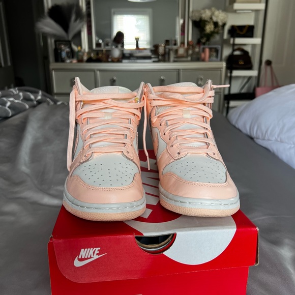 Woman’s Air Jordan 1 “Washed Pink” Retro High OG - Picture 4 of 5